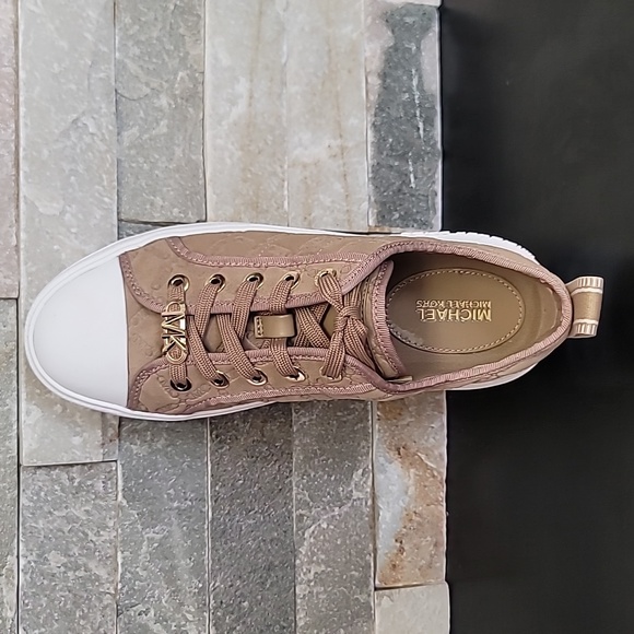 🎁 MICHAEL Michael Kors Evy Empire Logo Embossed Suede Sneaker - Picture 7 of 8
